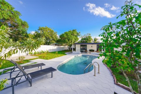 House in North Miami, Florida 4 bedrooms, 150.97 sq.m. № 2087256 - photo 2
