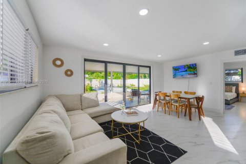 House in North Miami, Florida 4 bedrooms, 150.97 sq.m. № 2087256 - photo 10