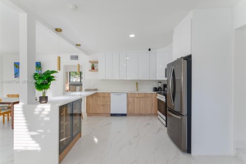 House in North Miami, Florida 4 bedrooms, 150.97 sq.m. № 2087256 - photo 19