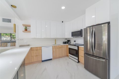 House in North Miami, Florida 4 bedrooms, 150.97 sq.m. № 2087256 - photo 17