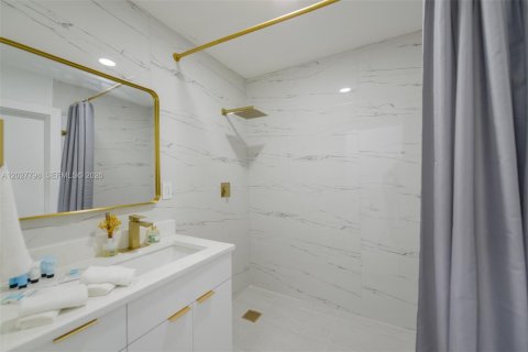 House in North Miami, Florida 4 bedrooms, 150.97 sq.m. № 2087256 - photo 24