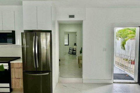 House in North Miami, Florida 4 bedrooms, 150.97 sq.m. № 2087256 - photo 26