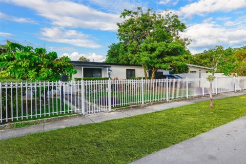 House in North Miami, Florida 4 bedrooms, 150.97 sq.m. № 2087256 - photo 7
