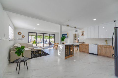 House in North Miami, Florida 4 bedrooms, 150.97 sq.m. № 2087256 - photo 25