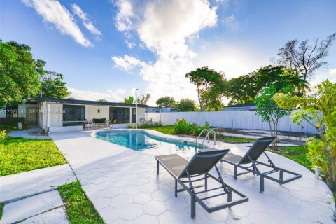 House in North Miami, Florida 4 bedrooms, 150.97 sq.m. № 2087256