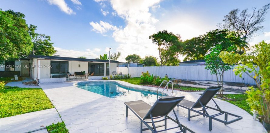 House in North Miami, Florida 4 bedrooms, 150.97 sq.m. № 2087256