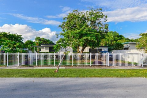 House in North Miami, Florida 4 bedrooms, 150.97 sq.m. № 2087256 - photo 5