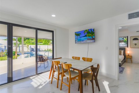 House in North Miami, Florida 4 bedrooms, 150.97 sq.m. № 2087256 - photo 20