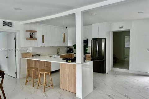 House in North Miami, Florida 4 bedrooms, 150.97 sq.m. № 2087256 - photo 28