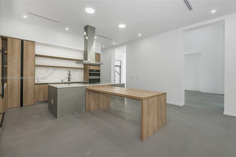 Casa en venta en Miami, Florida, 5 dormitorios № 1940774 - foto 5