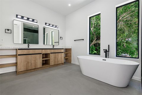 Casa en venta en Miami, Florida, 5 dormitorios № 1940774 - foto 19