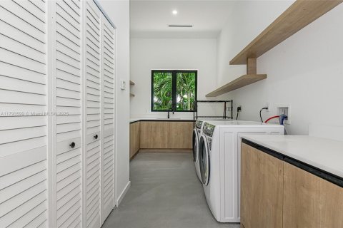 Casa en venta en Miami, Florida, 5 dormitorios № 1940774 - foto 15