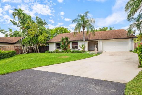 House in Miami, Florida 4 bedrooms, 229.56 sq.m. № 1951129 - photo 1