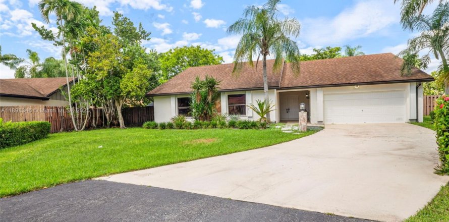 House in Miami, Florida 4 bedrooms, 229.56 sq.m. № 1951129