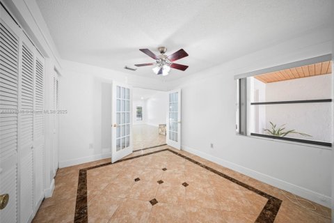 House in Miami, Florida 4 bedrooms, 229.56 sq.m. № 1951129 - photo 20