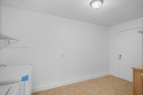 House in Miami, Florida 4 bedrooms, 229.56 sq.m. № 1951129 - photo 10