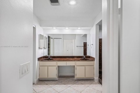 House in Miami, Florida 4 bedrooms, 229.56 sq.m. № 1951129 - photo 14