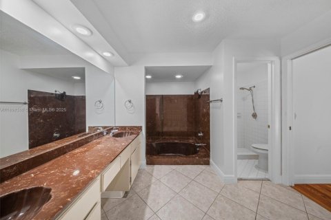 House in Miami, Florida 4 bedrooms, 229.56 sq.m. № 1951129 - photo 17