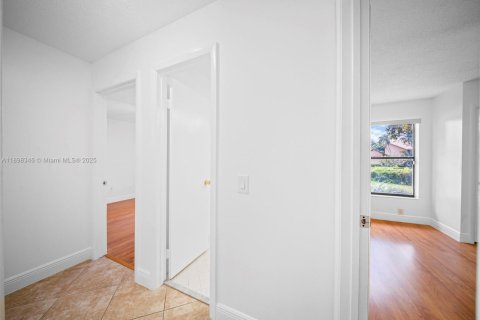 House in Miami, Florida 4 bedrooms, 229.56 sq.m. № 1951129 - photo 28