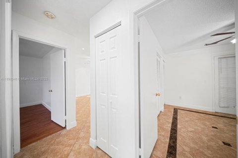 House in Miami, Florida 4 bedrooms, 229.56 sq.m. № 1951129 - photo 24