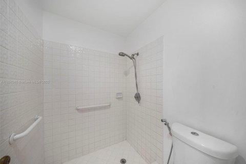 House in Miami, Florida 4 bedrooms, 229.56 sq.m. № 1951129 - photo 15