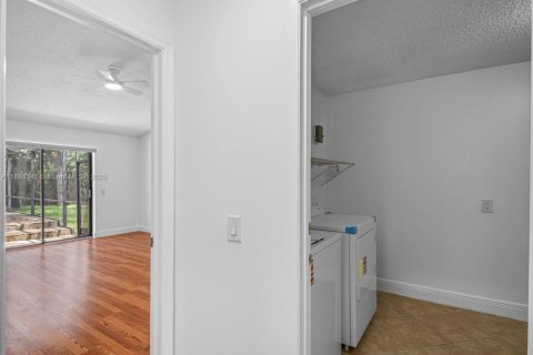 House in Miami, Florida 4 bedrooms, 229.56 sq.m. № 1951129 - photo 8