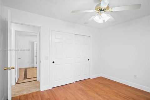 House in Miami, Florida 4 bedrooms, 229.56 sq.m. № 1951129 - photo 23