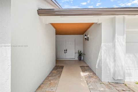 House in Miami, Florida 4 bedrooms, 229.56 sq.m. № 1951129 - photo 2