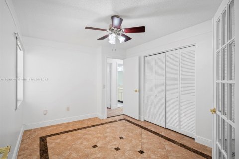 House in Miami, Florida 4 bedrooms, 229.56 sq.m. № 1951129 - photo 19
