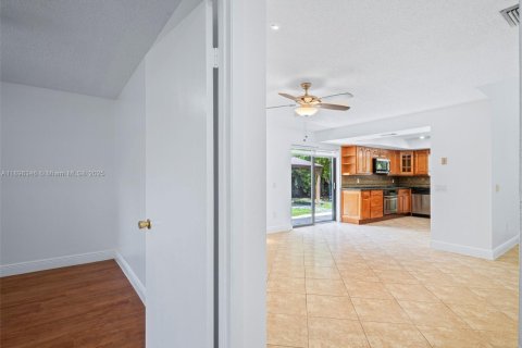 House in Miami, Florida 4 bedrooms, 229.56 sq.m. № 1951129 - photo 26
