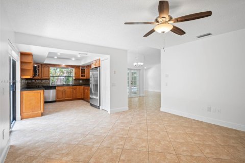 House in Miami, Florida 4 bedrooms, 229.56 sq.m. № 1951129 - photo 29