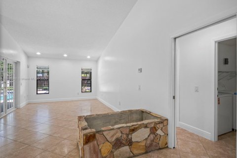 House in Miami, Florida 4 bedrooms, 229.56 sq.m. № 1951129 - photo 3