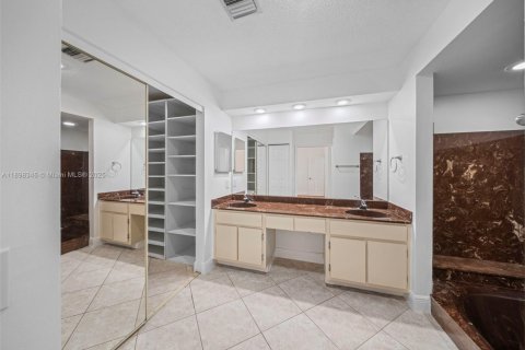 House in Miami, Florida 4 bedrooms, 229.56 sq.m. № 1951129 - photo 16