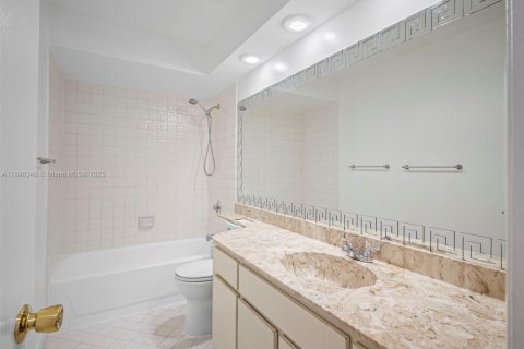 House in Miami, Florida 4 bedrooms, 229.56 sq.m. № 1951129 - photo 25