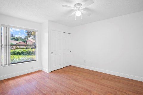 House in Miami, Florida 4 bedrooms, 229.56 sq.m. № 1951129 - photo 27