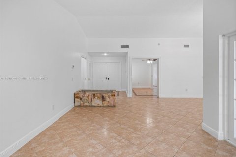 House in Miami, Florida 4 bedrooms, 229.56 sq.m. № 1951129 - photo 4