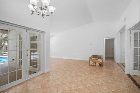 House in Miami, Florida 4 bedrooms, 229.56 sq.m. № 1951129 - photo 7