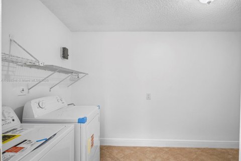 House in Miami, Florida 4 bedrooms, 229.56 sq.m. № 1951129 - photo 9