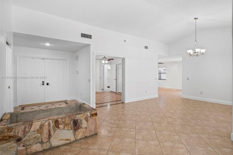 House in Miami, Florida 4 bedrooms, 229.56 sq.m. № 1951129 - photo 5