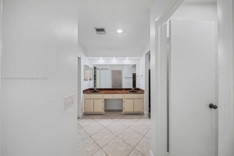 House in Miami, Florida 4 bedrooms, 229.56 sq.m. № 1951129 - photo 13
