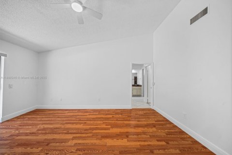 House in Miami, Florida 4 bedrooms, 229.56 sq.m. № 1951129 - photo 12