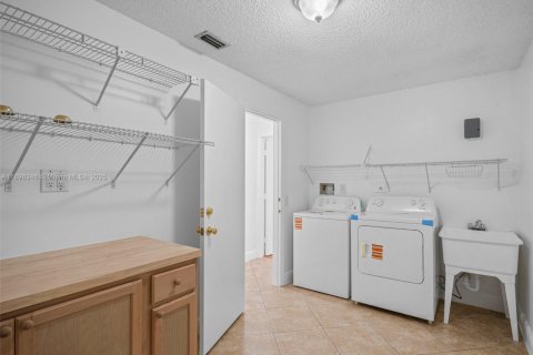 House in Miami, Florida 4 bedrooms, 229.56 sq.m. № 1951129 - photo 11