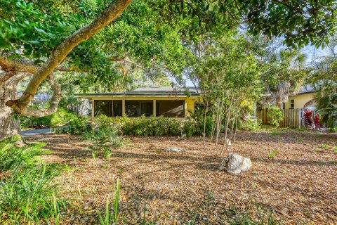 House in Dunedin, Florida 3 bedrooms, 126.25 sq.m. № 2101129