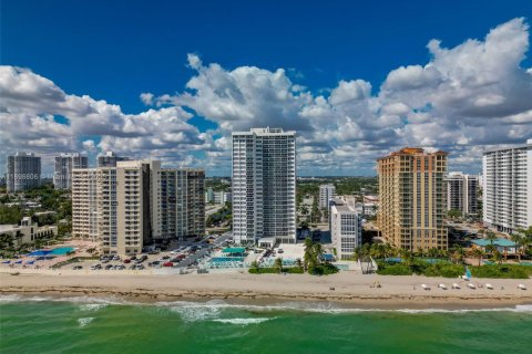 Condominio en venta en Hallandale Beach, Florida, 1 dormitorio, 78.97 m2 № 1951360 - foto 19
