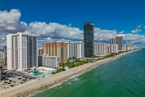 Condominio en venta en Hallandale Beach, Florida, 1 dormitorio, 78.97 m2 № 1951360 - foto 1
