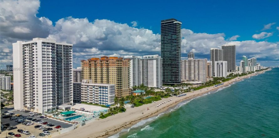Condominio en Hallandale Beach, Florida, 1 dormitorio № 1951360
