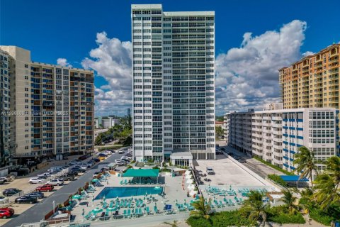 Condominio en venta en Hallandale Beach, Florida, 1 dormitorio, 78.97 m2 № 1951360 - foto 2