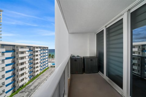 Condominio en venta en Hallandale Beach, Florida, 1 dormitorio, 78.97 m2 № 1951360 - foto 23