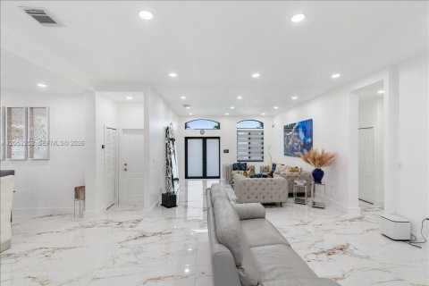 Casa en venta en Miami, Florida, 5 dormitorios, 243.78 m2 № 2268897 - foto 18