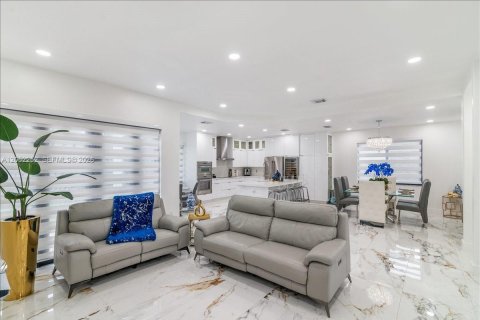 Casa en venta en Miami, Florida, 5 dormitorios, 243.78 m2 № 2268897 - foto 10